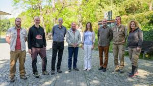 Snímek pořízený při příležitosti jednání o návratu Zoo Praha do UCSZOO. Zleva kurátor primátů Zoo Praha Jan Mengr, kurátor savců Zoo Praha Pavel Brandl, zoologický náměstek Zoo Praha Jaroslav Šimek, viceprezident UCSZOO Radomír Habáň, ředitelka Zoo Praha Lenka Poliaková, prezident UCSZOO David Nejedlo, vrchní chovatel kopytníků Zoo Praha Aleš Doležal a chovatelka lachtanů a tučňáků Helena Rosypalová. Foto Petr Hamerník, Zoo Praha