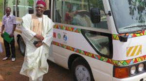 Pan subprefekt okresu Djoumu, Jean Lazard NDONGO NDONGO, při návštěvě autobusu. Foto: Lucie Vejmelková, Zoo Praha.