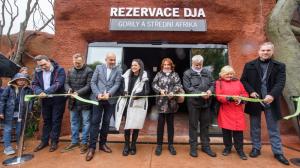 The ribbon cutting ceremony in front of the Dja Reserve. From right. Prague Mayor Zdeněk Hřib, Deputy Mayor Jana Plamínková, actor couple Petr Štěpánek and Zlata Adamovská, singer Lucie Bílá, Prague Zoo’s director Miroslav Bobek, football player Karel Poborský, Foreign Minister Jan Lipavský. Photo by Khalil Baalbaki, Prague Zoo