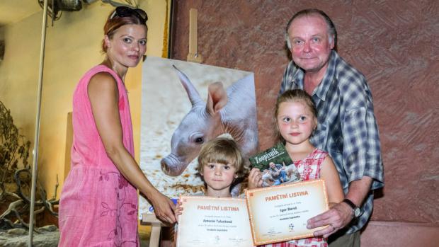 Dnes odpoledne proběhly v Zoo Praha křtiny mláděte hrabáče kapského narozeného 22. dubna. Foto: Petr Hamerník, Zoo Praha.