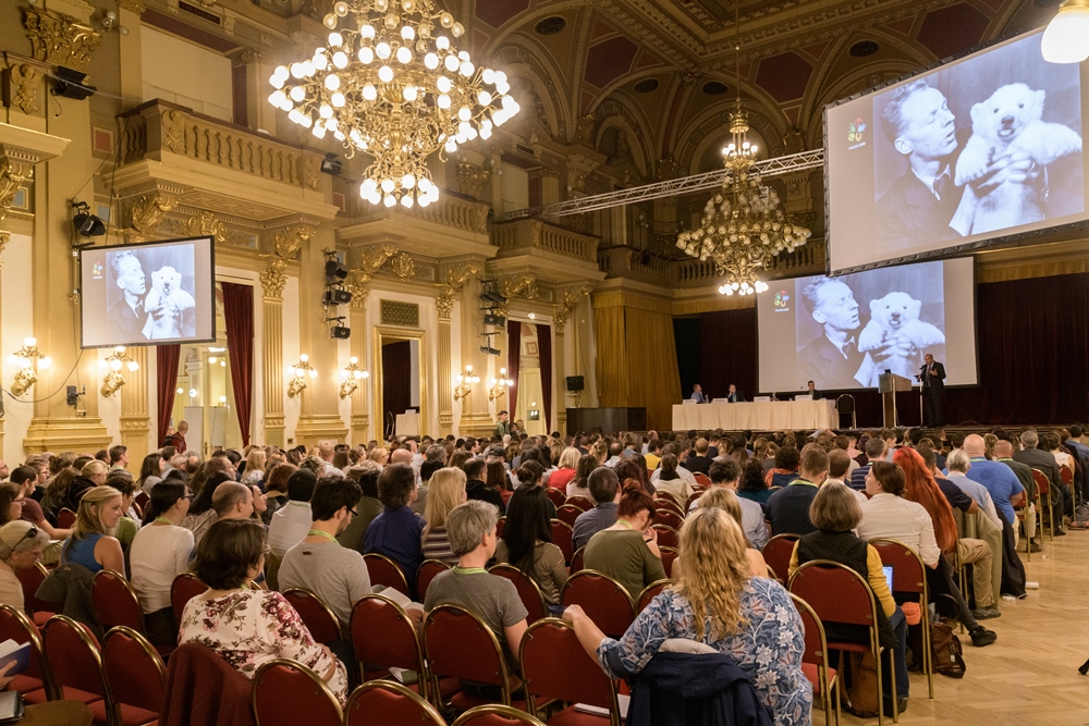 Při zahajovacím ceremoniálu konference evropských a amerických veterinářů byl připomenut „válečný ředitel“ Zoo Praha, plukovník MVDr. Jan Vlasák. Foto Petr Hamerník