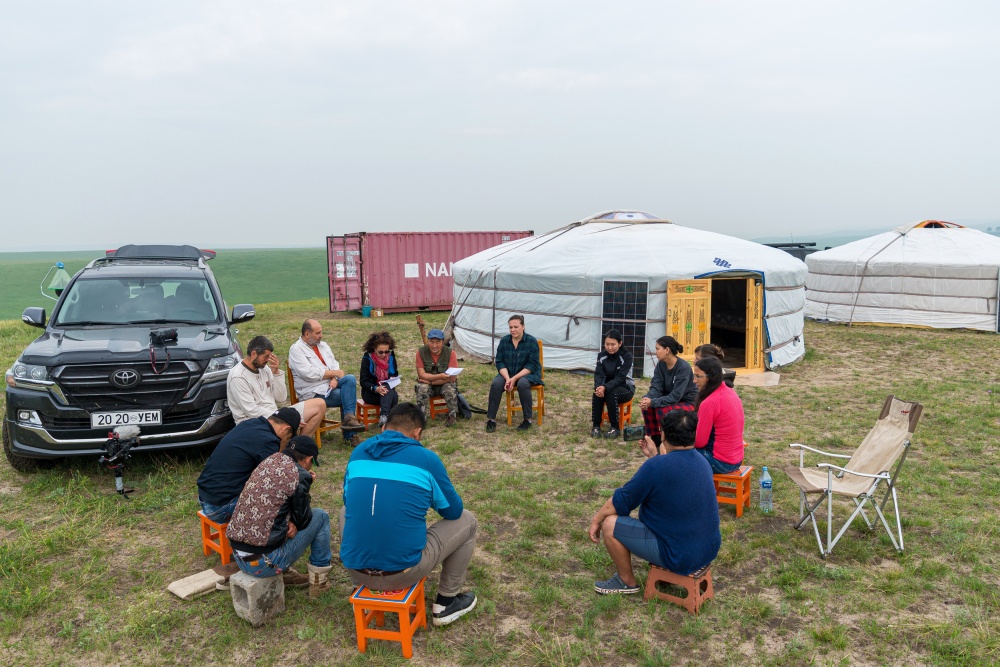 Porada u jurt na základně, která vznikla v Údolí klášterů na východě Mongolska. Foto David Broda