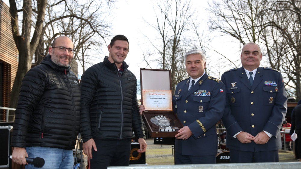 Velkého Richarda převzal generálmajor Ing. Jaromír Šebesta, velitel Vzdušných sil Armády České republiky za dlouhodobou pomoc a podporu při zajišťování transportů koní Převalského do Mongolska v rámci projektu Návrat divokých koní. Foto: Václav Šilha, Zoo Praha