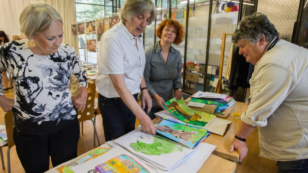 V sobotu ve 13 hodin v Galerii Gočárovy domy začne slavnostní vernisáž výstavy Heraldická zvířata očima dětí, a to za účasti arcibiskupa pražského J. Em. Dominika kardinála Duky OP, prezidentky hnutí “Na vlastních nohou“ – Stonožka Běly Gran Jensen (na snímku vlevo) či malíře Jana Sováka (na snímku druhý zleva). Foto: Tereza Mrhálková, Zoo Praha.