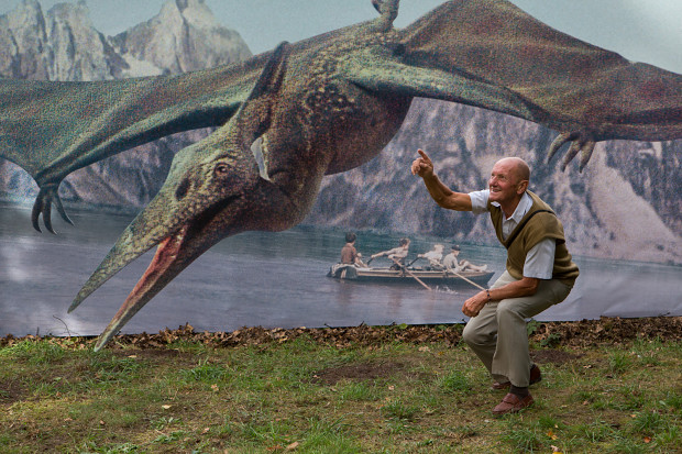 Někdejší dětský herec z filmu Cesta do pravěku Josef Lukáš před jednou z instalací. Foto: Václav Šilha, Zoo Praha