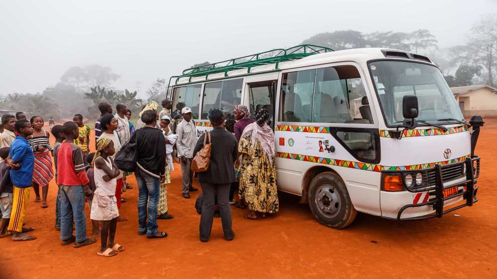 Do záchranných center v Limbe nebo Mefou vozí kamerunské děti  Toulavý autobus pražské zoo. Foto: Miroslav Bobek, Zoo Praha