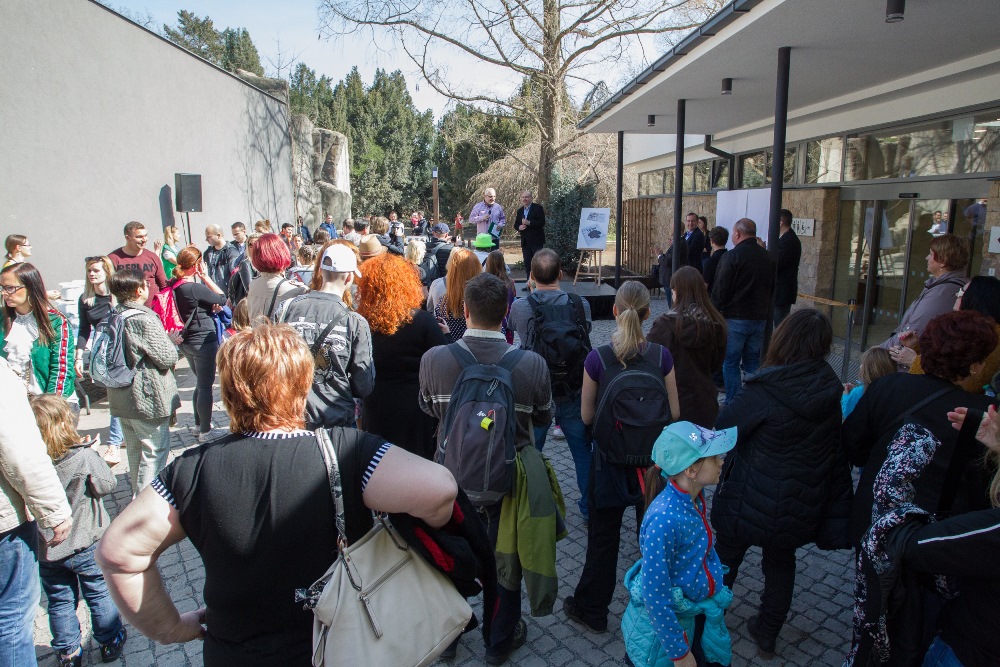 Při zahajovací slavnosti byl v Zoo Praha také otevřen nový objekt, velkokapacitní toalety s originální expozicí koprolitů a odlitků trusu. Foto: Tereza Mrhálková, Zoo Praha.