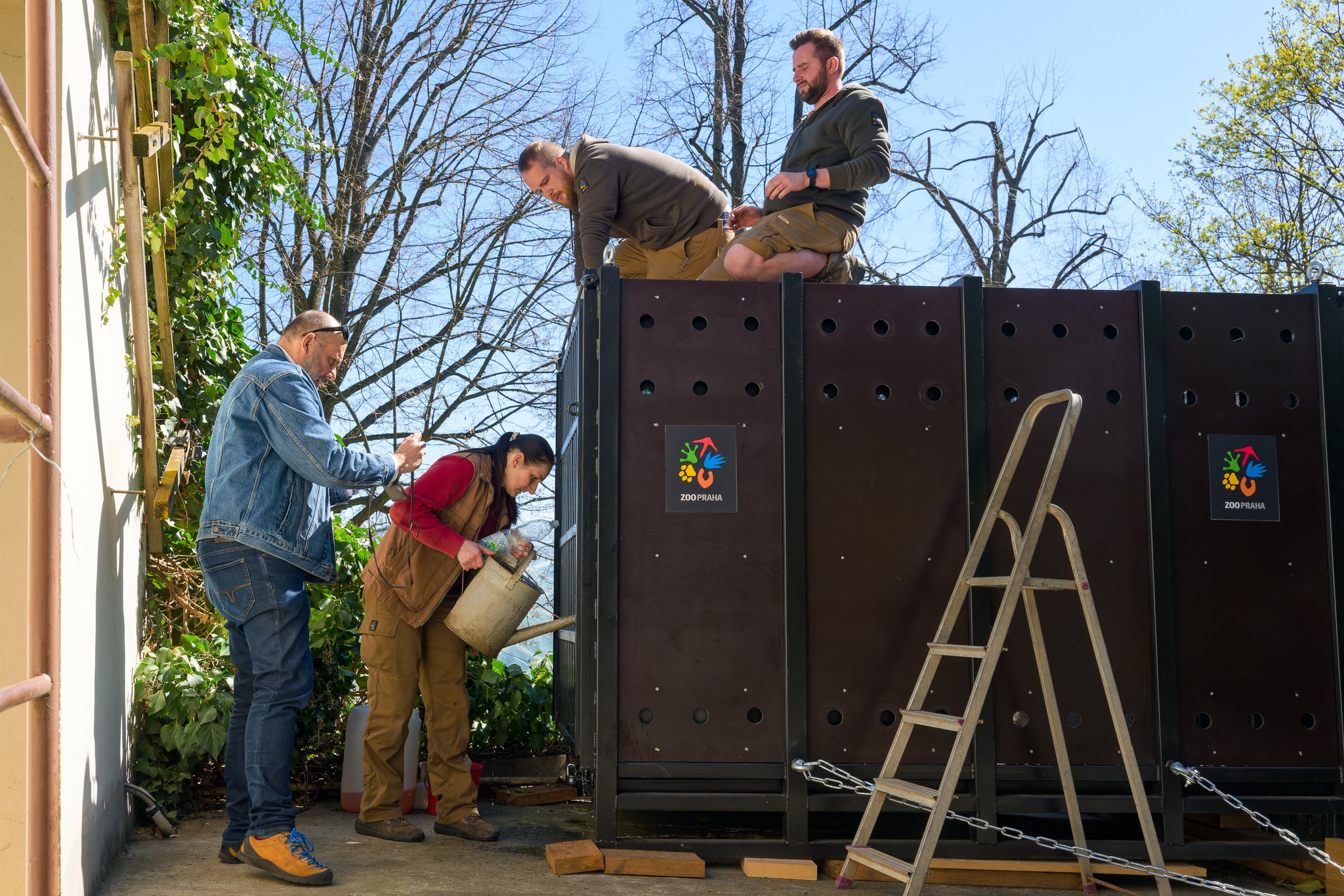 Rozloučit se přišel i ředitel pražské zoo Miroslav Bobek. Během dne se oteplilo, a tak vrchní chovatelka doplňuje Tomovi zásobu vody. Foto: Petr Hamerník, Zoo Praha