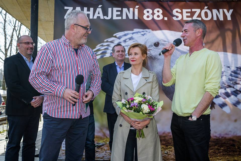 Slavnosti k zahájení 88. hlavní sezóny Zoo Praha se zúčastnila celá řada významných hostů. Mezi nimi i rektor Univerzity Karlovy prof. Tomáš Zima či úspěšní účastníci taneční soutěže StarDance, herci Jitka Schneiderová a Jiří Dvořák.