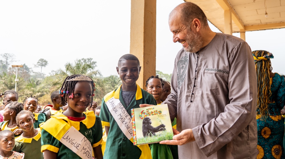 Gorilí pohádky, které u dětí budují pozitivní vztah ke gorilám a k pralesu, si již přečetly tisíce středoafrických školáků. V roce 2022 představil ředitel Zoo Praha v jedné z kamerunských škol novinku: vydání Gorilích pohádek v lokálním dialektu badjoué. Foto: Miroslav Bobek, Zoo Praha; Oliver Le Que, Zoo Praha Gorilí pohádky, které u dětí budují pozitivní vztah ke gorilám a k pralesu, si již přečetly tisíce středoafrických školáků. V roce 2022 představil ředitel Zoo Praha v jedné z kamerunských škol novinku: vydání Gorilích pohádek v lokálním dialektu badjoué. Foto: Miroslav Bobek, Zoo Praha; Oliver Le Que, Zoo Praha