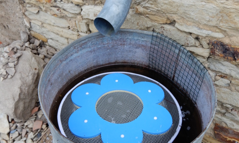 Pokud nemůžeme nádrž s vodou zakrýt, opatříme ji plovákem a „žebříkem“ z pletiva – tak zabráníme utonutí řady drobných živočichů. Foto: Miroslav Bažant, ČSO Pokud nemůžeme nádrž s vodou zakrýt, opatříme ji plovákem a „žebříkem“ z pletiva – tak zabráníme utonutí řady drobných živočichů. Foto: Miroslav Bažant, ČSO