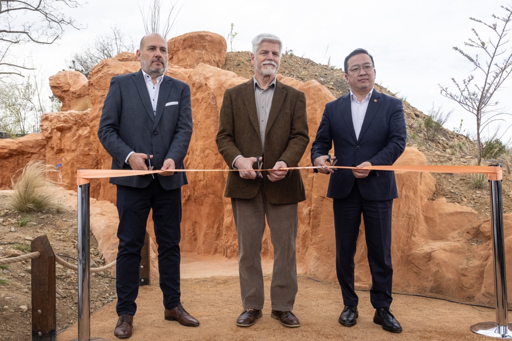 Slavnostní přestřižení pásky před novou mongolskou expozicí Gobi. Zleva ředitel Zoo Praha Miroslav Bobek, prezident České republiky Petr Pavel a ministr životního prostředí a turismu Mongolska Bat-Erden Bat-Ulzii. Foto Václav Šilha, Zoo Praha