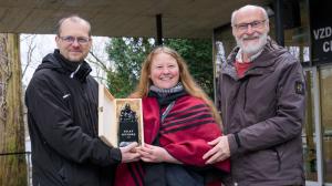 Držitelé Velkého Richarda, zástupci Klubu Terryho Pratchetta. Zleva předseda klubové rady Petr „Hadati“ Čáp, hospodářka klubu Věra „VeHaLi“ Liptáková a kurátor plazů Zoo Praha Petr Velenský. Foto Petr Hamerník, Zoo Praha