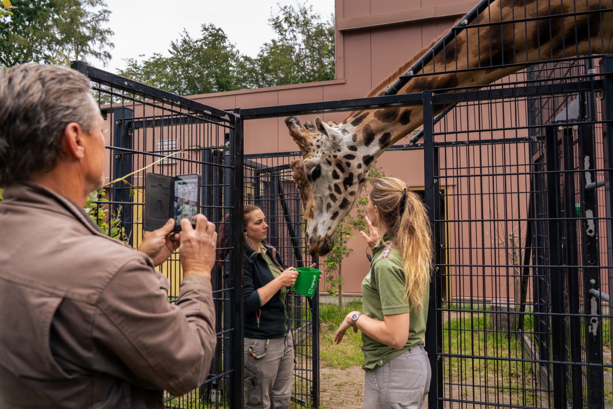 Head Keeper of Ungulates Aleš Doležal (left) travelled to the Netherlands to see Finn in person. Here he documents an important stage of veterinary training so that it can be continued in Prague. Photo: Oliver Le Que, Prague Zoo Head Keeper of Ungulates Aleš Doležal (left) travelled to the Netherlands to see Finn in person. Here he documents an important stage of veterinary training so that it can be continued in Prague. Photo: Oliver Le Que, Prague Zoo