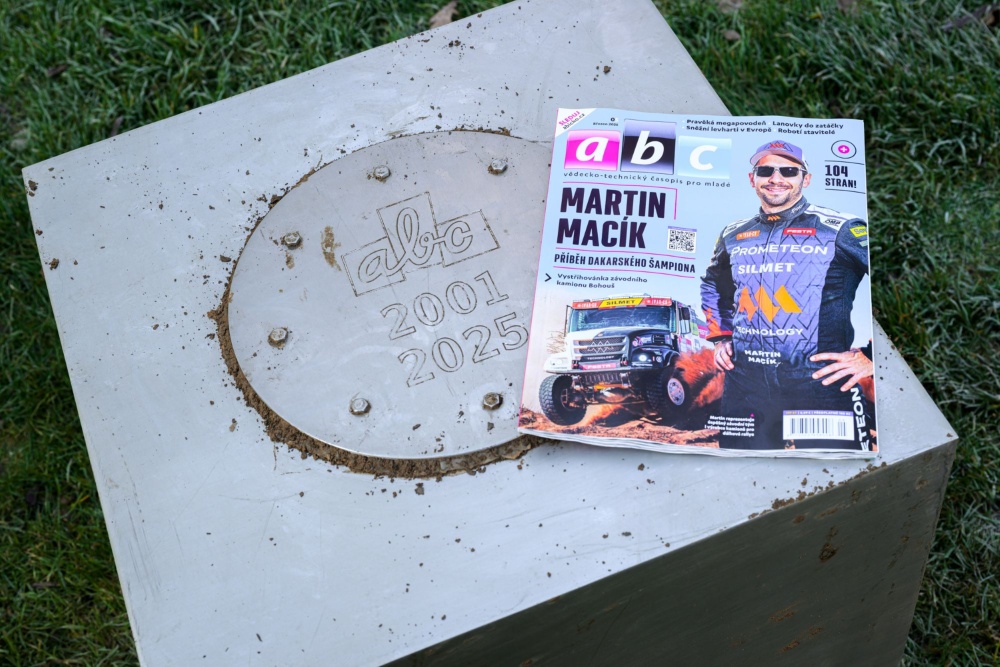 Loni vykopaná časová schránka ležela v zemi pětadvacet let a její obsah odolal i dvěma ničivým povodním. Už tuto sobotu ji pražská zoo s časopisem ABC zakope znovu. Foto Petr Hamerník, Zoo Praha Loni vykopaná časová schránka ležela v zemi pětadvacet let a její obsah odolal i dvěma ničivým povodním. Už tuto sobotu ji pražská zoo s časopisem ABC zakope znovu. Foto Petr Hamerník, Zoo Praha