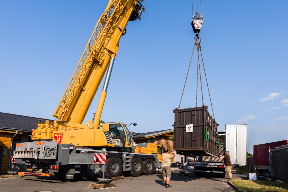 Přepravní box s Fandou byl na nákladní auto přesunut za pomoci jeřábu, samotný hroch váží k dnešnímu dni 1 200 kg. Autor Petr Hamerník, Zoo Praha