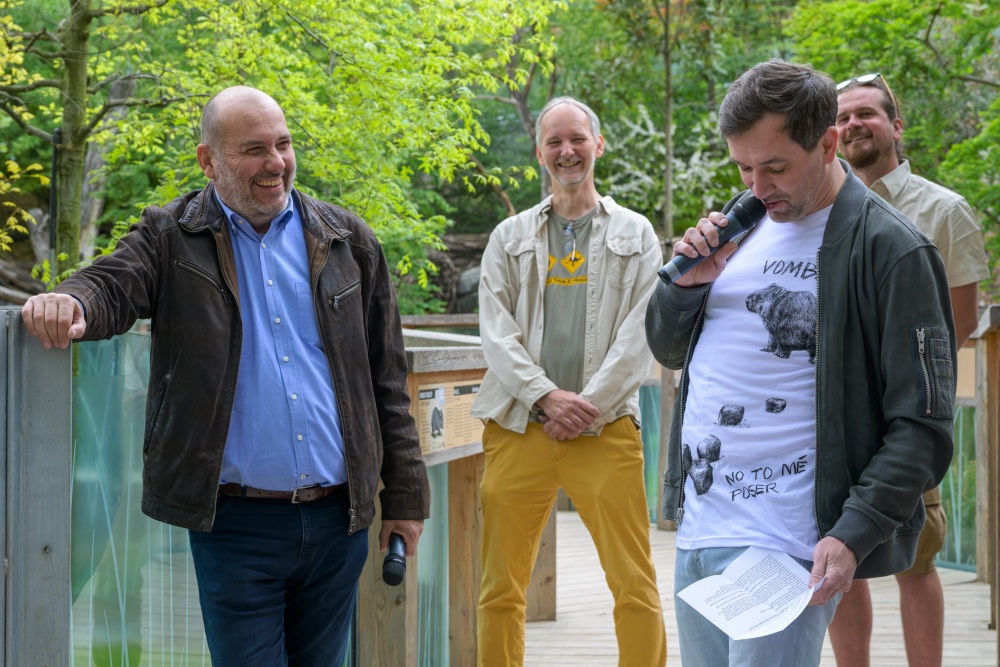 Vedle zástupců Zoo Praha přišel Winkleigh přivítat i herec Ondřej Sokol. Právě jeho slova z televizní soutěže zdobí trička z vombatí kolekce Zoo Praha.  Zleva: ředitel Zoo Praha Miroslav Bobek, kurátor savců Pavel Brandl, herec Ondřej Sokol a chovatel vombatů David Vala. Foto Petr Hamerník, Zoo Praha