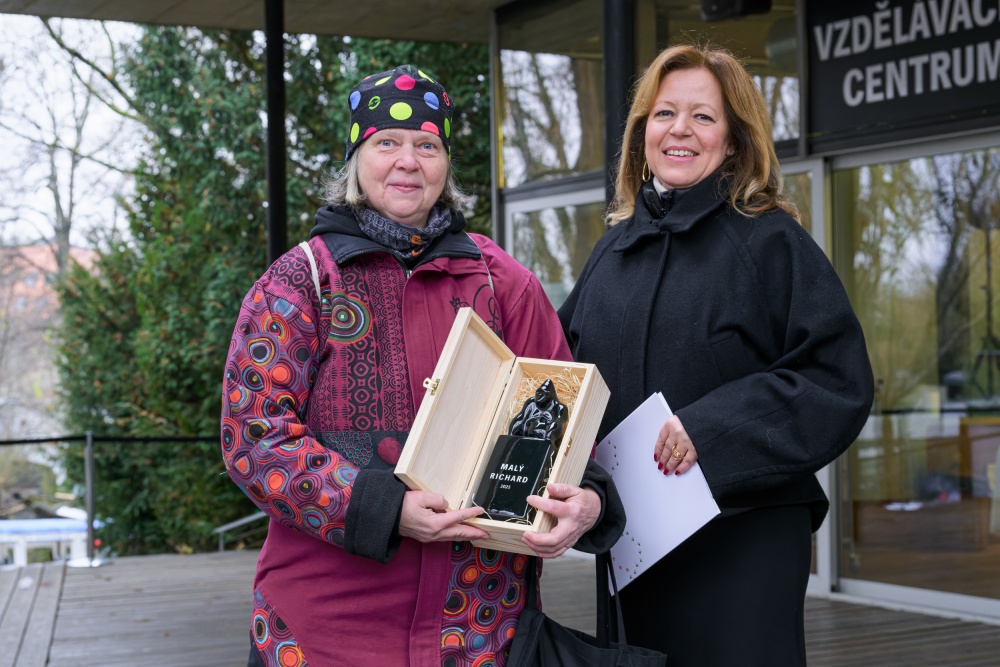Držitelka Malého Richarda, paní Iveta Pojerová. Napravo náměstkyně Zoo Praha pro kontakt s veřejností Markéta Hoidekrová. Foto Petr Hamerník, Zoo Praha Držitelka Malého Richarda, paní Iveta Pojerová. Napravo náměstkyně Zoo Praha pro kontakt s veřejností Markéta Hoidekrová. Foto Petr Hamerník, Zoo Praha