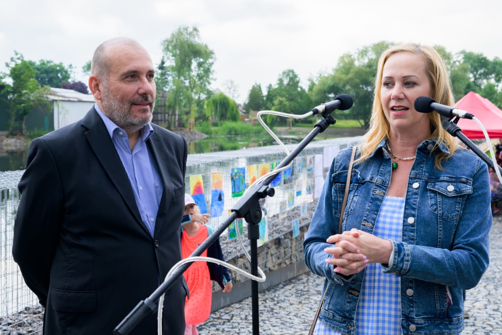 Před vypuštěním karasů zdůraznili ředitel Zoo Praha Miroslav Bobek a náměstkyně primátora hl. m. Prahy pro oblast životního prostředí důležitost zachování ekologického charakteru místa, který by mohli narušit např. komerčně chované druhy ryb či vypuštění vánoční kapři. Foto Petr Hamerník, Zoo Praha