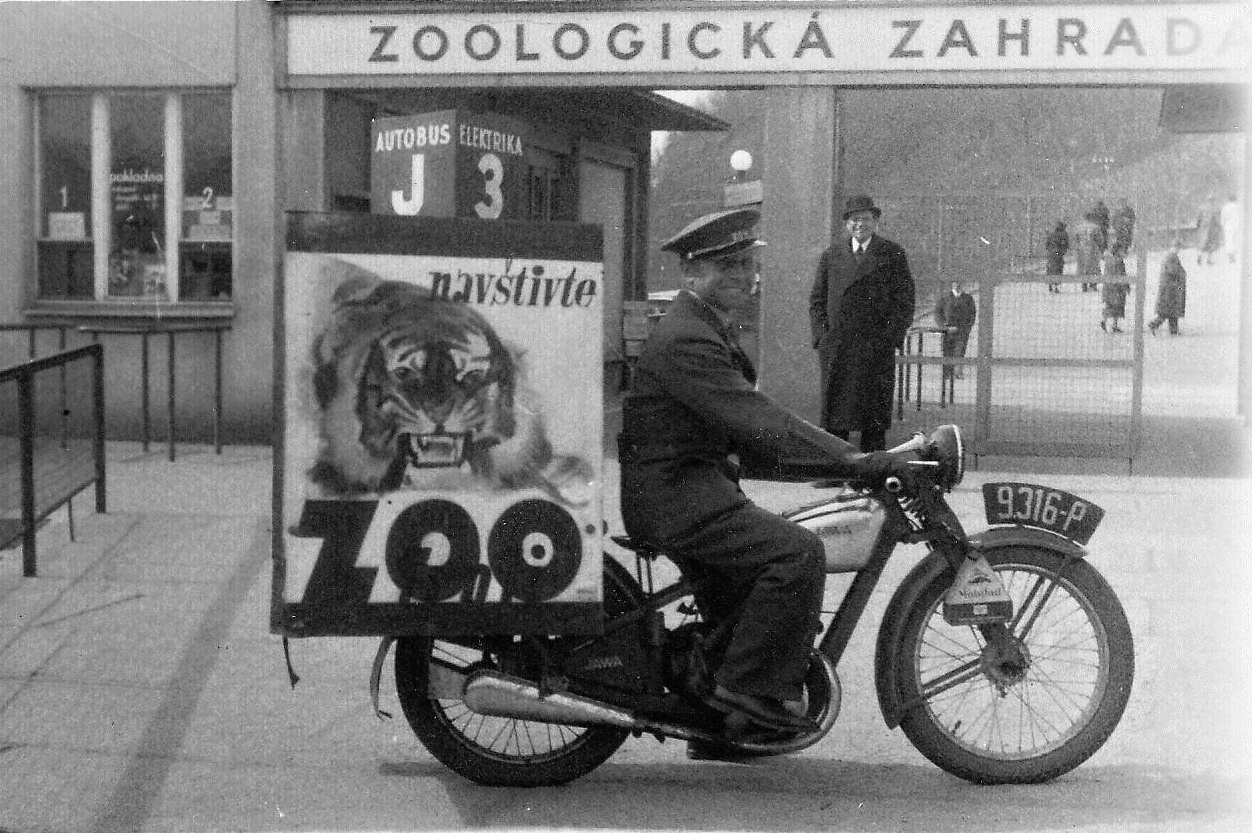 Na oslavách 90. výročí otevření Zoo Praha nebudou chybět ani historické motocykly s dobovou reklamou. Zdroj: archiv Zoo Praha 