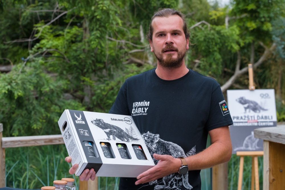 Along with the new Devil’s Merchandise, the e-shop and souvenir shops also have a special Devil’s Beer made from Tasmanian hops that fans of Prague Zoo can purchase. Each beer in the set is inspired by one of the devils at Prague Zoo. In the photo, keeper David Vala. Photographer: Petr Hamerník, Prague Zoo