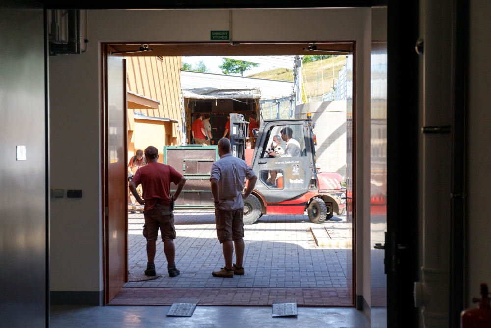 Vykládání transportních beden s gorilami v novém pavilonu. Foto Miroslav Bobek, Zoo Praha