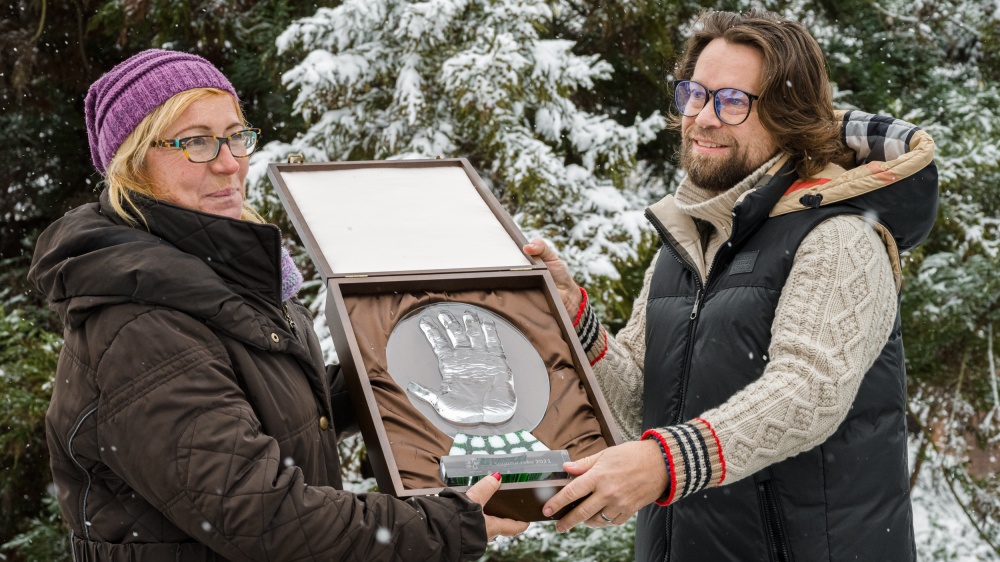 Malého Richarda z rukou herce a zpěváka Richarda Krajča převzala zástupkyně vítězné školy ZŠ Špitálská paní Soňa Adamová. Foto: Petr Hamerník, Zoo Praha