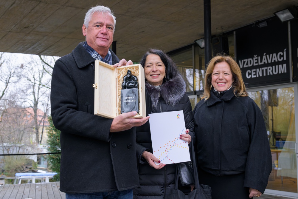 Držitelé Divokého Richarda: Kapelník a manažerka Laury a jejích tygrů, manželé Karel a Marie Šůchovi. Napravo náměstkyně Zoo Praha pro kontakt s veřejností Markéta Hoidekrová. Foto Petr Hamerník, Zoo Praha Držitelé Divokého Richarda: Kapelník a manažerka Laury a jejích tygrů, manželé Karel a Marie Šůchovi. Napravo náměstkyně Zoo Praha pro kontakt s veřejností Markéta Hoidekrová. Foto Petr Hamerník, Zoo Praha