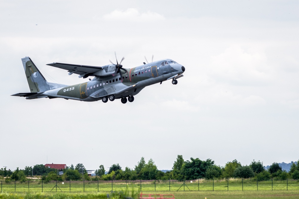 Letouny CASA C-295M Armády ČR byly využity nejen pro transporty koní Převalského do Mongolska, ale naposledy i pro transport gorily nížinné Duni ze Španělska do Prahy. Letos dvěma letouny současně poletí do Kazachstánu celkem osm koní Převalského. Foto Petr Hamerník, Zoo Praha