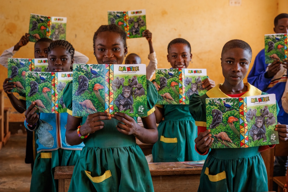 V roce 2025 obdržely děti v kamerunském městečku Somalomo na okraji Biosférické rezervace Dja vzdělávací brožuru pražské zoo s názvem Malá gorila (zde v místním jazyce badjoué). Foto: Miroslav Bobek V roce 2025 obdržely děti v kamerunském městečku Somalomo na okraji Biosférické rezervace Dja vzdělávací brožuru pražské zoo s názvem Malá gorila (zde v místním jazyce badjoué). Foto: Miroslav Bobek