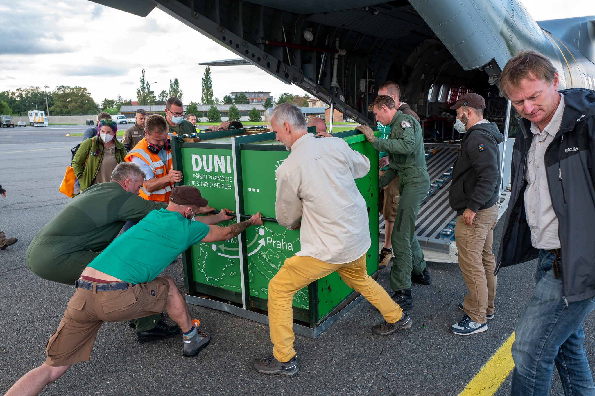 Unloading at the airport of the 24th Air Transportation Base at Prague-Kbely. Photo: Miroslav Bobek, Prague Zoo