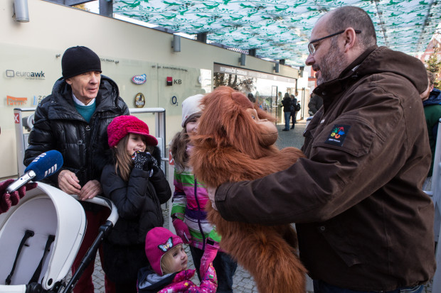 Největší radost udělal dětem plyšový orangutan.  Autor: Václav Šilha, Zoo Praha
