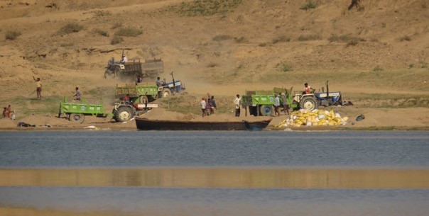 Ilegální těžba písku. Foto: Gharial Ecology Project