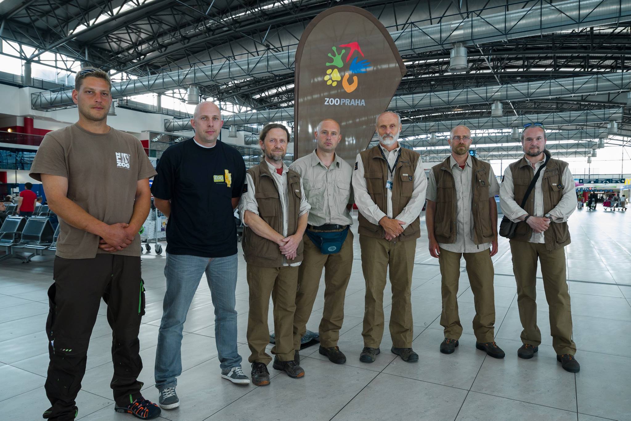 Společná fotografie těsně před odletem. Tým je sestavený ze zkušených chovatelů. Mnozí z nich zažili také povodně v pražské zoo