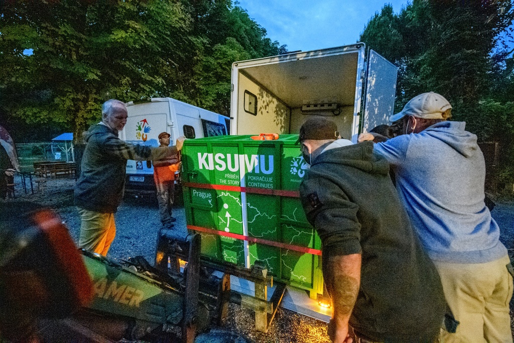 Nakládání přepravního boxu s Kisumem v Zoo Schmiding. Foto: Khalil Baalbaki, Zoo Praha