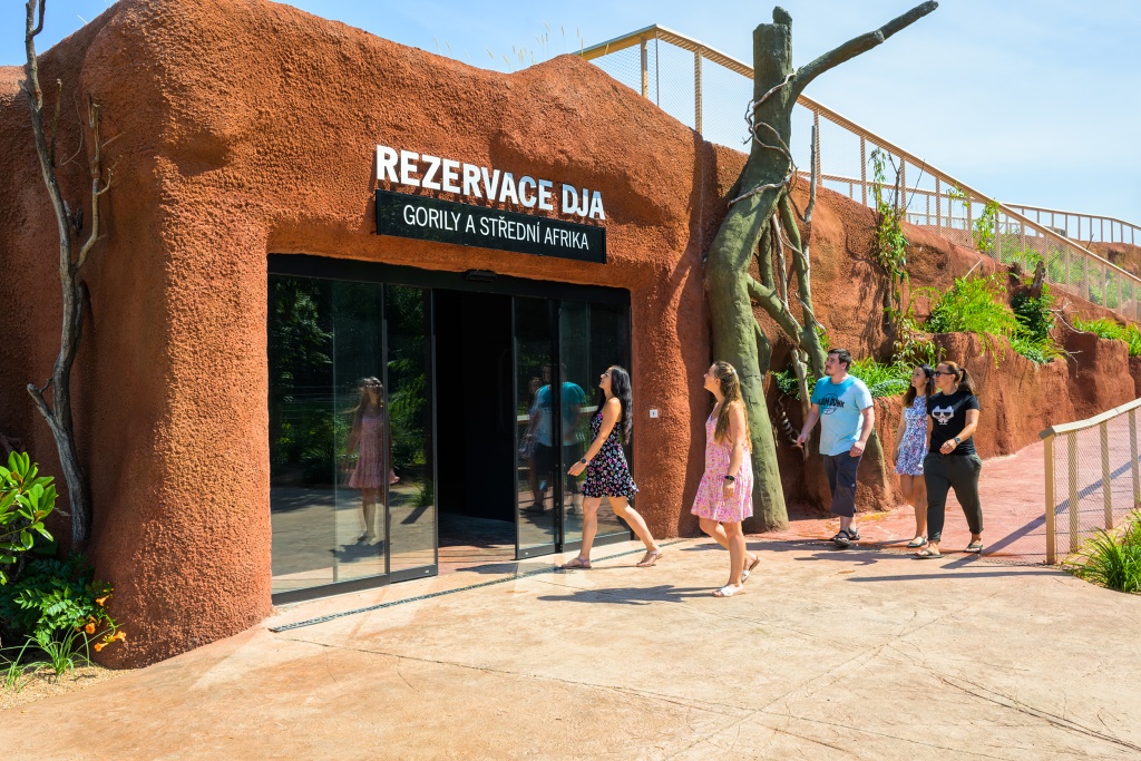 Náhodná není ani volba základní barvy pavilonu: červená je půda ve střední Africe i všudypřítomný prach hlinitých cest. Foto: Petr Hamerník, Zoo Praha