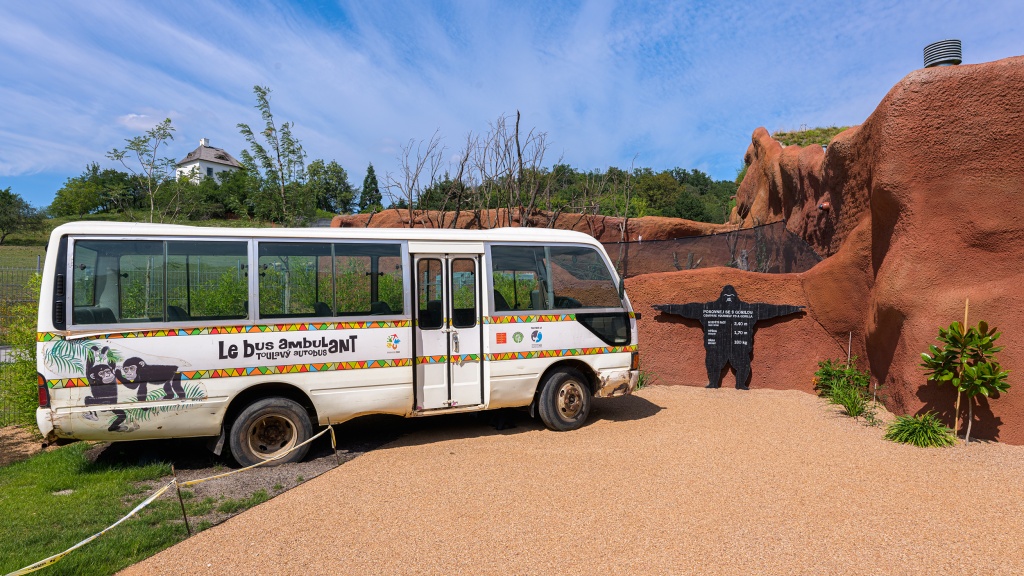 První Toulavý autobus, který po kamerunských cestách najezdil desetitisíce kilometrů, je nyní vystaven před novým pavilonem goril. Foto: Petr Hamerník, Zoo Praha