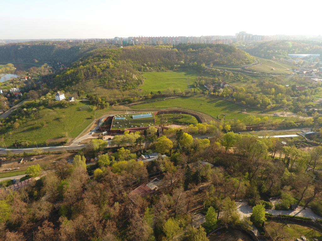 Rezervace Dja je největší pavilon v Zoo Praha. Celková plocha dotčená stavbou činí 12 637 m2. Díky ohleduplnému architektonickému řešení však nenarušuje krajinný ráz okolí. Foto: Miroslav Bobek, Zoo Praha