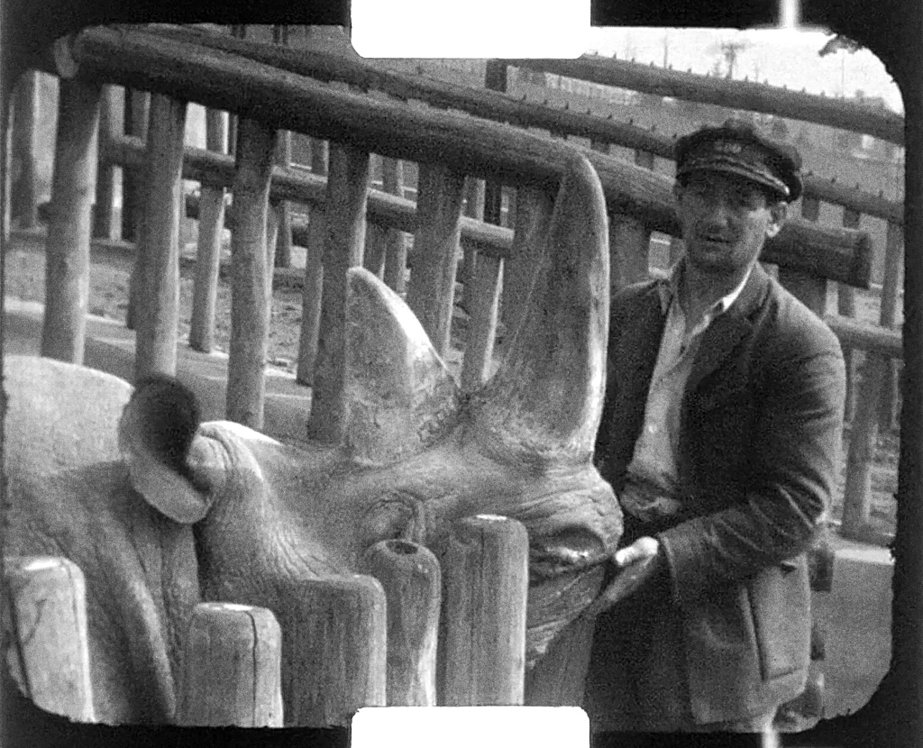 Chovatel Bohumil Krinert s nosorožcem Maxem v původním pavilonu tlustokožců. Zdroj: Sbírka Rakouského filmového muzea