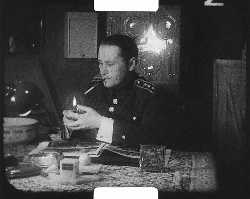 Pan podplukovník v soukromí, patrně ve své pracovně. Zdroj: Sbírka Rakouského filmového muzea