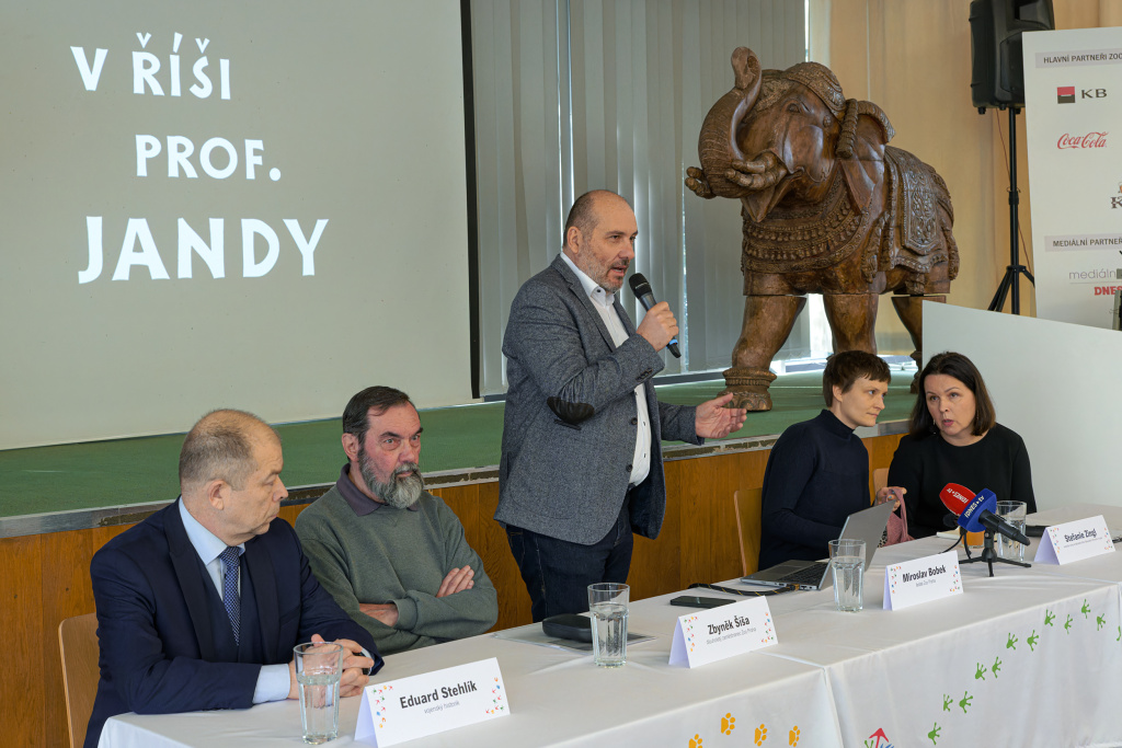 Tiskovou konferencí k unikátním filmům provázel ředitel Zoo Praha Miroslav Bobek (stojící uprostřed). Dále hovořili (zleva): historik Eduard Stehlík, pamětník a archivář Zoo Praha Zbyněk Šíša a kustodka sbírky amatérského filmu Österreichisches Filmmuseum Stefanie Zingl prostřednictvím tlumočnice Lucie Bransten. Foto: Petr Hamerník, Zoo Praha