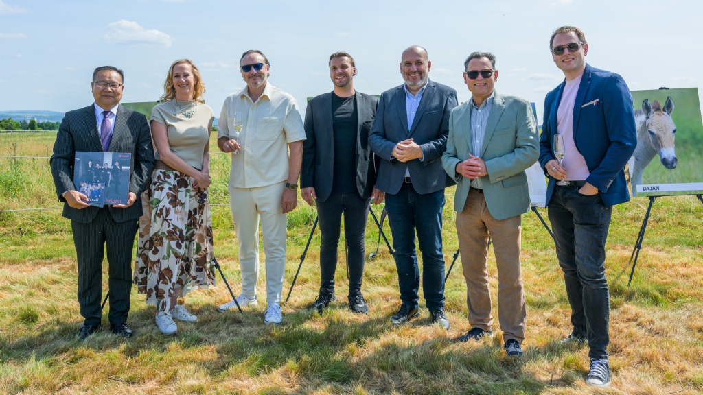 Hlavní účastníci dnešní slavnostní akce na Dívčích hradech: Zleva velvyslanec Mongolska v ČR Damdin Gansukh, náměstkyně primátora hl. m. Prahy pro oblast životního prostředí Jana Komrsková, zpěváci Marian Vojtko a Michal Bragagnolo, dále ředitel Zoo Praha Miroslav Bobek a další dva z tenorů, Pavel Vítek a Jan Kříž. Foto: Petr Hamerník, Zoo Praha 