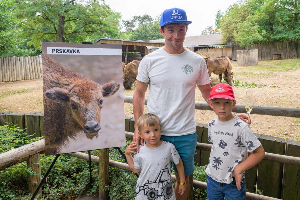 Jiří Prskavec mladší udělil zubřímu mláděti jméno Prskavka za doprovodu své rodiny. Foto: Petr Hamerník, Zoo Praha