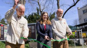 Přestřižení pásky výstavy Příroda v zoo v podání kurátora savců Pavla Brandla (nalevo), ředitelky Zoo Praha Lenky Poliakové a kurátora plazů a obojživelníků Petra Velenského. Foto: Petr Hamerník, Zoo Praha