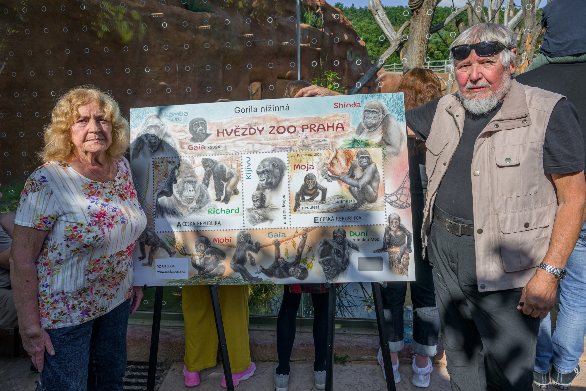 Manželé Libuše a Jaromír Knotkovi jsou autory výtvarného zpracování poštovních známek. Dle svých slov bylo obtížné zachytit individuální rysy jednotlivých zvířat, avšak s výsledkem jsou spokojeni. To dosvědčil vrchní chovatel primátů Martin Vojáček, který gorily na známkách bez problémů rozeznává. Foto: Petr Hamerník, Zoo Praha