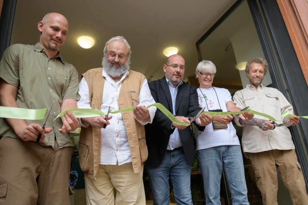 Výstavu Šípové žáby slavnostně otevřeli, zleva: chovatel žab Martin Dvořák, odborný poradce pro Zoologii v Zoo Praha Ivan Rehák, ředitel Zoo Praha Miroslav Bobek, kurátor sbírky obojživelníků a plazů Národního muzea Jiří Moravec, chovatel žab Jan Thuma ze Zoo Praha. Foto: Petr Hamerník, Zoo Praha