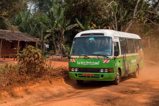 Nový, v pořadí druhý, Toulavý autobus projíždí kamerunským venkovem. Tento projekt opakovaně ocenila jedna z největších osobností světové ochrany přírody Jane Goodall. Foto: Khalil Baalbaki, Zoo Praha.