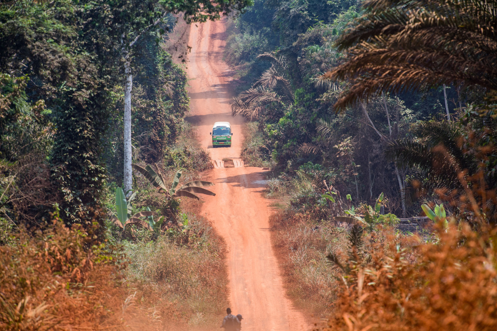 Nový Toulavý autobus míří prašnými a hrbolatými cestami do metropole Yaoundé. I jenom samotná jízda znamená pro děti veliký zážitek, a to zejména tehdy, když autobus vyjede na asfaltové silnice a projíždí městečky. Tehdy jeho dětští pasažéři poprvé v životě uvidí patrové budovy anebo čerpací stanici…