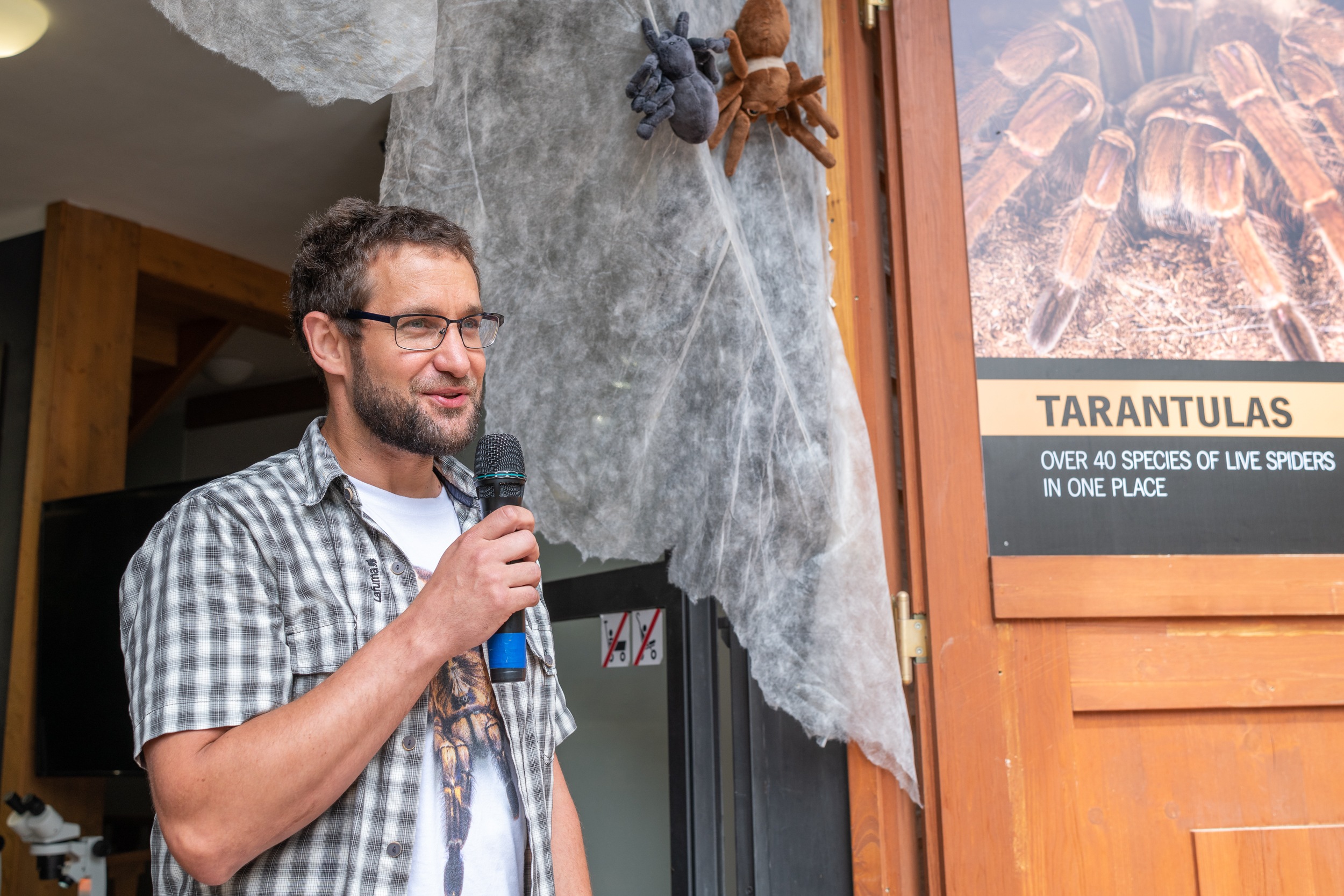 Chovatel sklípkanů David Šťastný na vernisáži výstavy v Galerii Gočárovy domy. Foto: Petr Hamerník