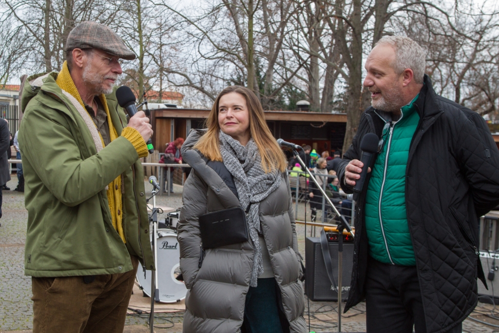 Ceny Richard určené pro nejvýznamnější podporovatele Zoo Praha pomohli předat vzácní hosté zpěvačka Lenka Nová a herec Karel Roden. Program moderoval Jan Kovařík (zcela vpravo). Foto: Tereza Mrhálková, Zoo Praha
